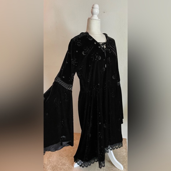 SPIRIT Velvet Burnout Hooded Bell Sleeve Dress - Picture 4 of 9